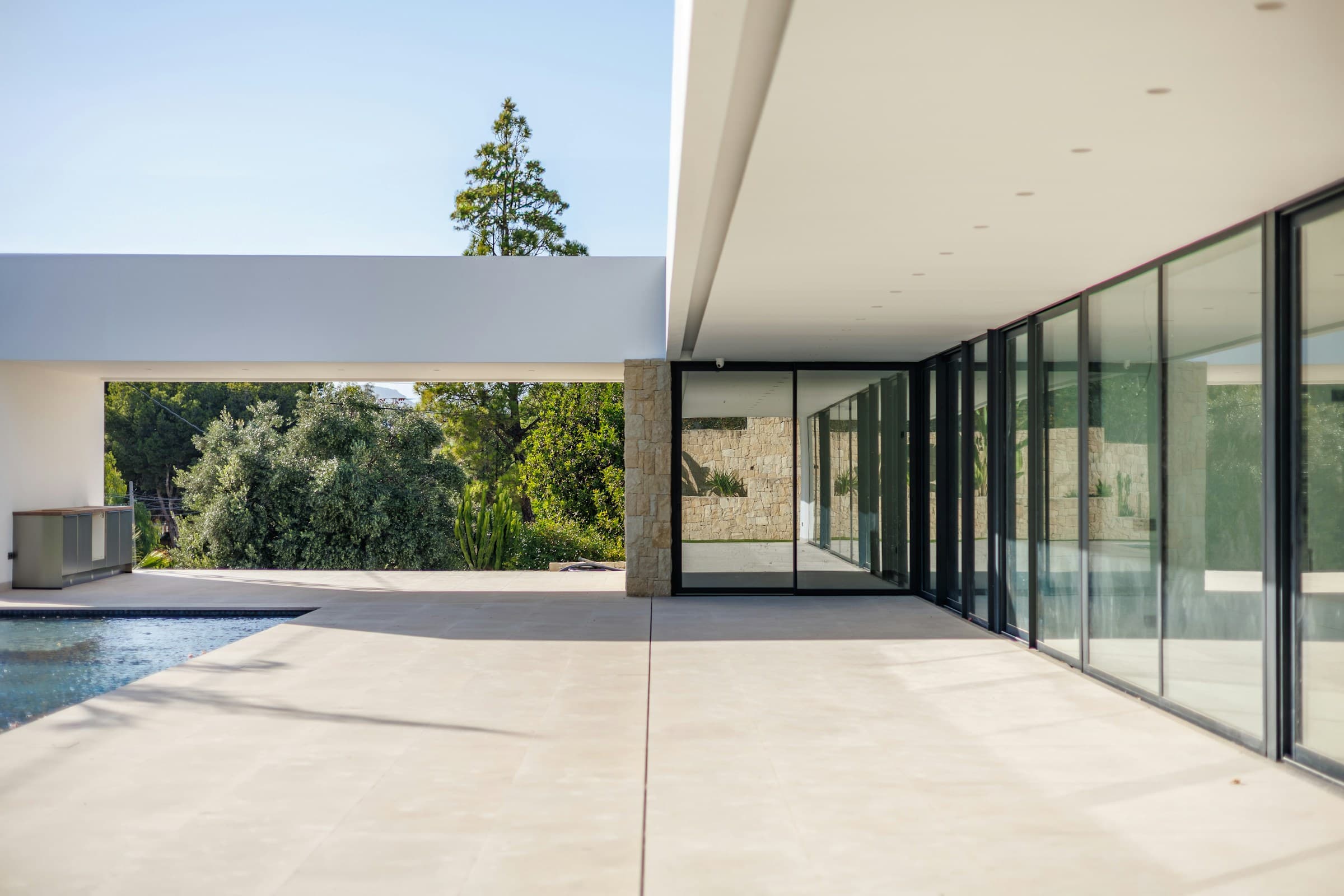 Villa contemporanea con grandi vetrate e serramenti in alluminio